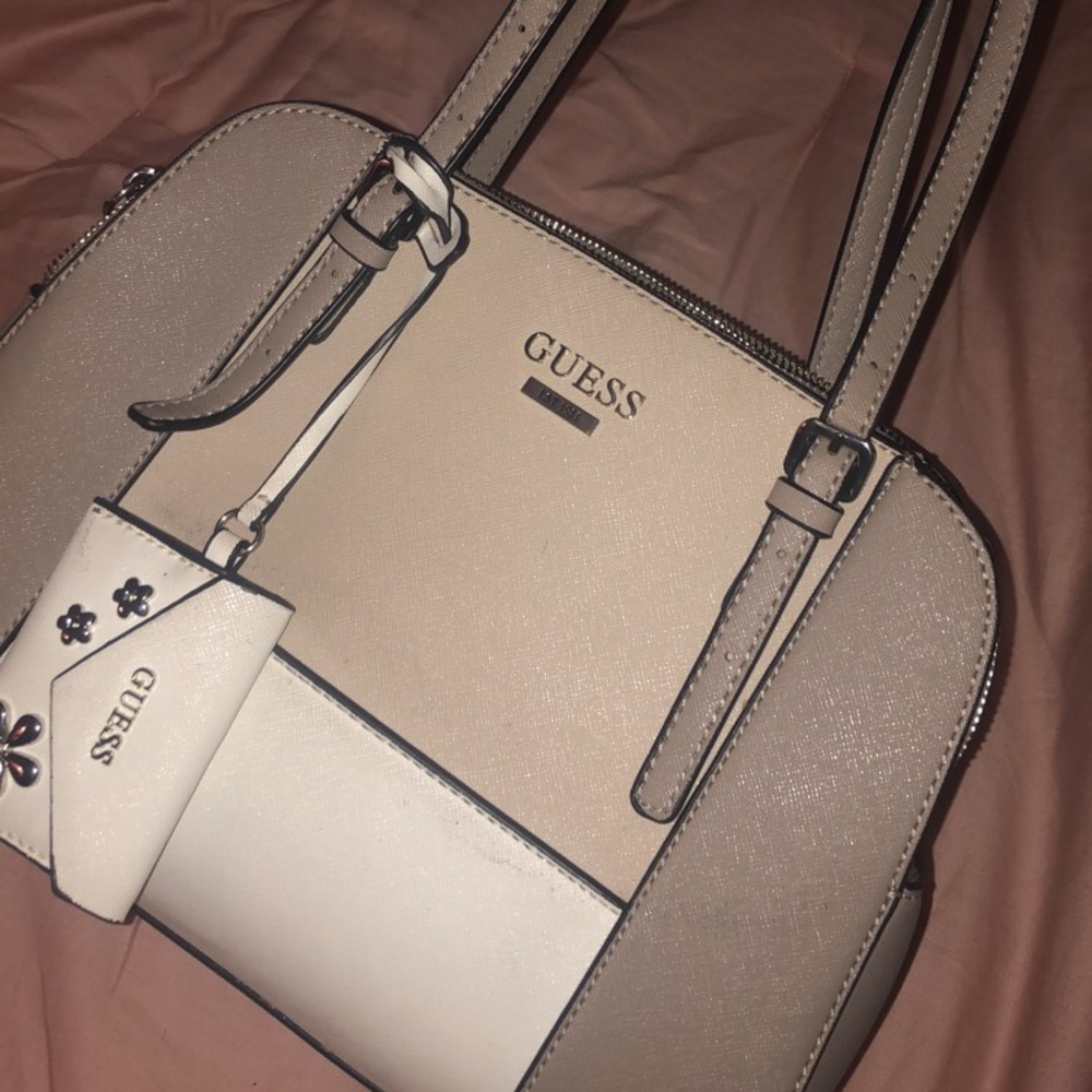 Guess purse beautiful and gray